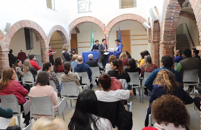 Entrega diplomas cursos formación para el empleo en Marbella (Málaga)