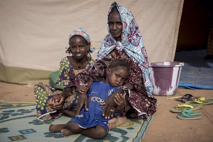 Una familia desplazada por la violencia en Malí