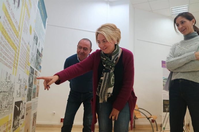 La delegada de Cultura en Almería visita la exposición sobre el cómic y el humor gráfico andaluz