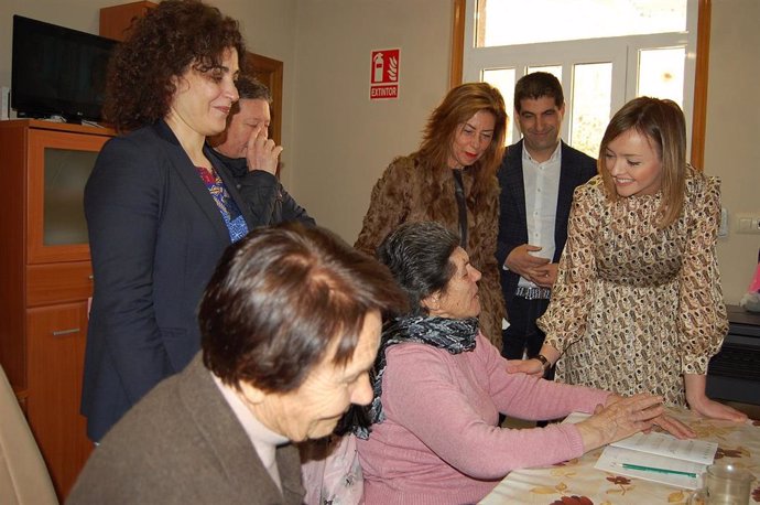 La conselleira de Política Social, Fabiola García, visita una 'Casa do Maior'