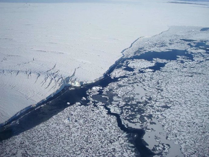 Describen cómo agua tibia del océano socava glaciares en Groenlandia