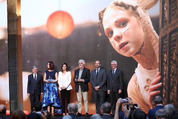 La autora galardonada con el premio SM El Barco de Vapor y Gran Angular 2019, Beatriz Osés (2i); la Reina Letizia Ortiz (3i); el autor galardonado con el premio  SM El Barco de Vapor y Gran Angular 2019, Andrés Guerrero( 4i) y el vicepresidente y portav