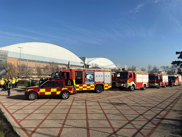 Los Bomberos se preparan para el aterrizaje de emergencia en Barajas del vuelo AC837 de un avión de Air Canadá con destino Toronto que ha quemado combustible al sur de la capital.