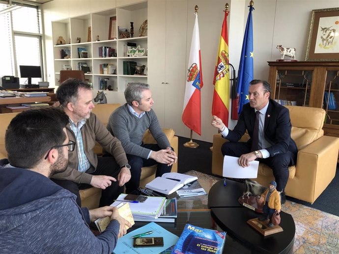 El consejero de Desarrollo Rural, Ganadería, Pesca, Alimentación y Medio Ambiente, Guillermo Blanco, recibe al alcalde de Guriezo, Ángel Llano