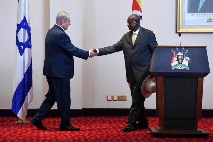 El primer ministro de Israel, Benjamin Netanyahu (i), y el presidente de Uganda, Yoweri Museveni (d)