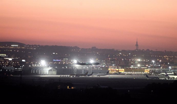 El avión de Air Canada momentos antes de aterrizar en el aeropuerto de Barajas, en Madrid (España) a 3 de febrero de 2020.