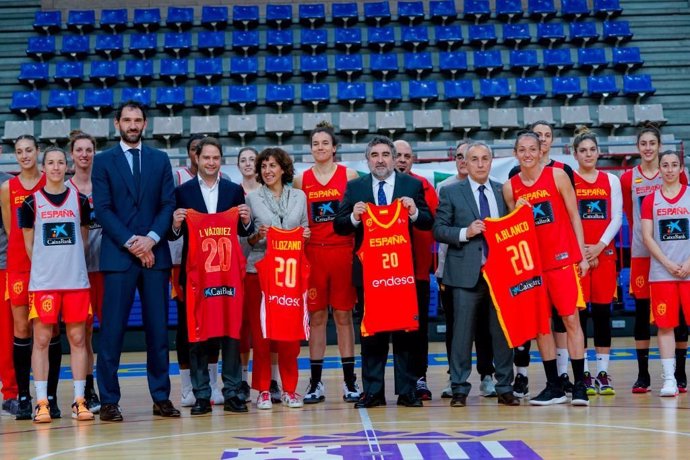 El ministro de Cultura y Deporte, José Manuel Rodríguez Uribes, y la presidenta del Consejo Superior de Deportes (CSD), Irene Lozano, han despedido en Torrejón de Ardoz (Madrid) a la selección española femenina de baloncesto