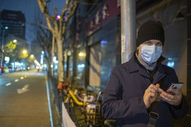 China confirms 425 deaths from the outbreak of the new coronavirus and 20,438 affected in the country Un hombre se protege del coronavirus con una mascarilla en Shanghái.