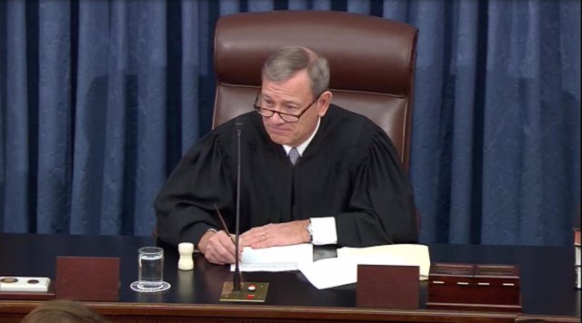 El presidente del Tribunal Supremo de Estados Unidos, John Roberts, preside la sesión de argumentos finales del 'impeachment' contra el presidente norteamericano, Donald Trump. 