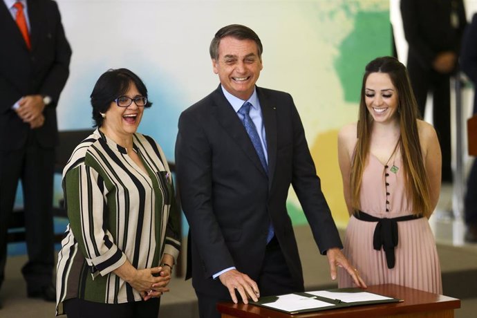 El presidente de Brasil, Jair Bolsonaro, junto a la ministra de la Mujer, Familia y Derechos Humanos, Damares Alves (izquierda).