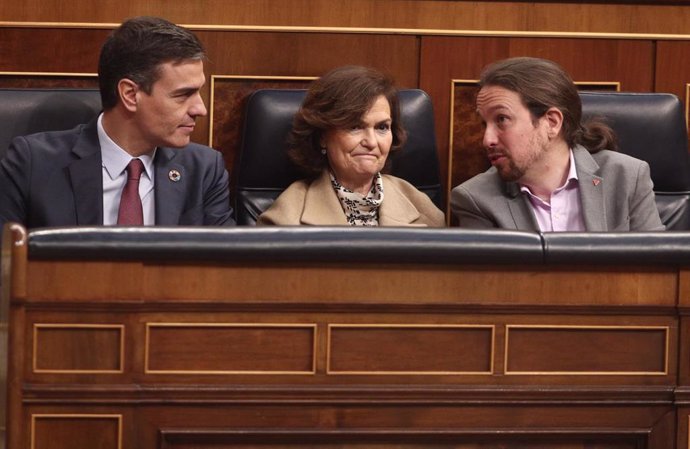 El presidente del Gobierno, Pedro Sánchez, y sus vicepresidentes Carmen Calvo y Pablo Iglesias, en sus escaños en el Congreso