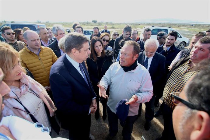 El ministro de Agricultura, Pesca y Alimentación, Luis Planas, durante la visita a los invernaderos afectados por el temporal Gloria, en Níjar (Almería) a 30 de enero del 2020