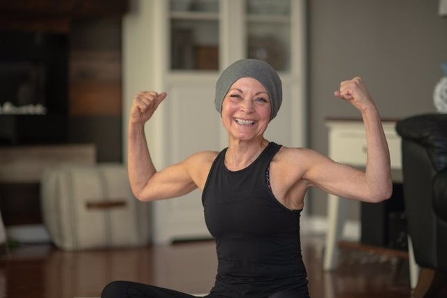 Mujer que lucha contra el cáncer.