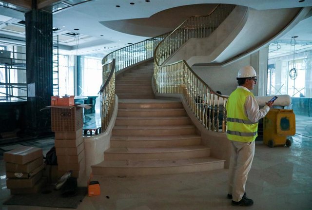 Un obrero trabajando a lado de una escalera en el interior del centro Canalejas
