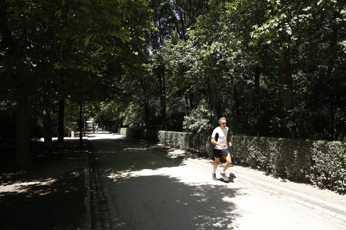 Personas disfrutan de un día por Madrid paseando por el parque de El Retiro.