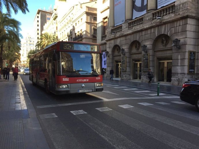 Autobús de la EMT en el centro de Valncia 