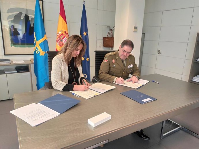 La consejera de Presidencia, Rita Camblor, y el general jefe de la IV Subinspección General del Ejército de Tierra, José Rivas, firman un protocolo de actuación en caso de incendios forestales en propiedades del Ejército de Tierra.