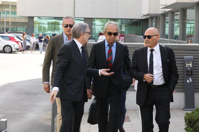 El banquero Jaime Botín (centro) acude al Juzgado de lo Penal número 27 de Madrid, donde comienza el juicio contra él, que está acusado de un delito de contrabando de bienes culturales por haber intentado sacar de España el cuadro de Picasso 'Cabeza de mu