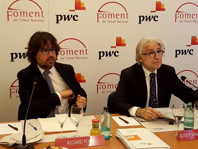 El presidente de FGC, Ricard Font, y el de Foment del Treball, Josep Sánchez Llibre, en un desayuno informativo el 4 de febrero de 2020.