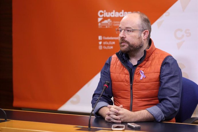 El presidente del Grupo Parlamentario Cs, Alejandro Ruiz, en rueda de prensa.