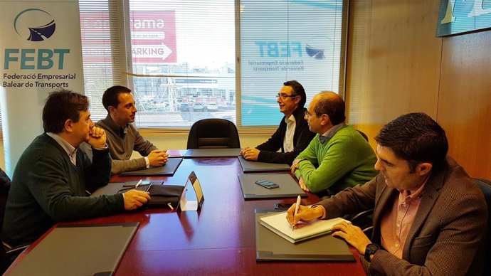 El portavoz del PP en el Consell de Mallorca, Lloren Galmés, en una reunión con la FEBT