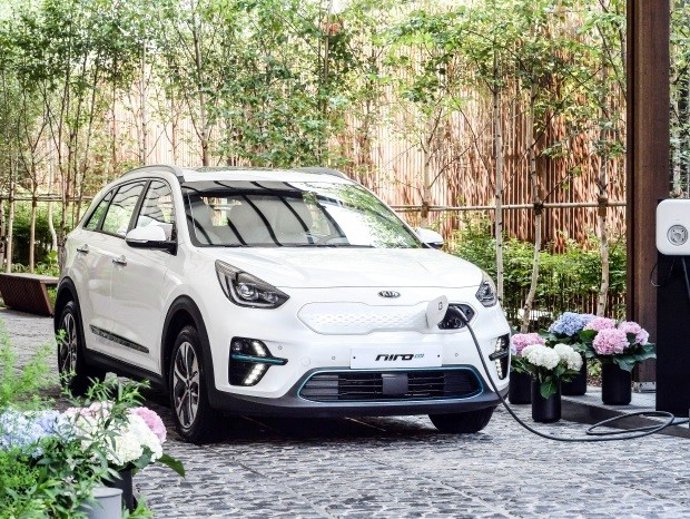 Kia Niro eléctrico recargando (vehículo eléctrico)