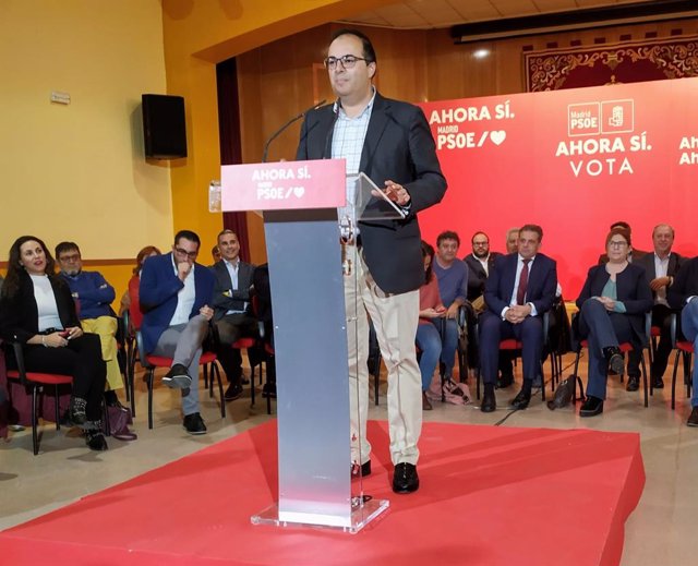 El alcalde de Leganés, Santiago Llorente, participa en un acto del PSOE con alcaldes de la región.