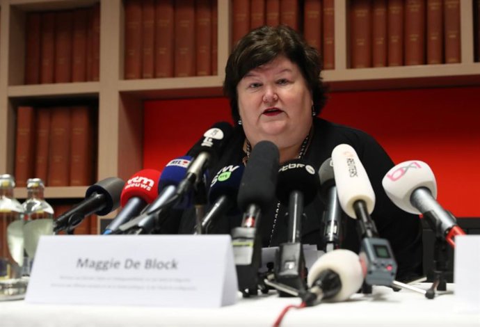 La ministra de sanidad belga, Maggie De Block en una rueda de prensa informando 