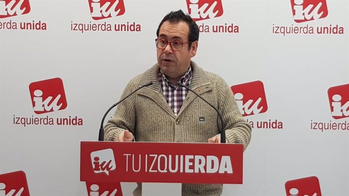 El coordinador regional de IU, Juan Ramón Crespo, en rueda de prensa.