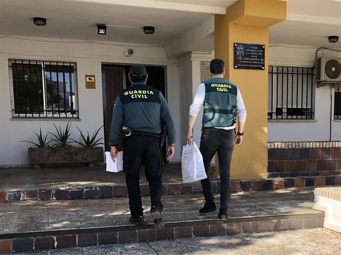 Remitiendo Np Opc Huelva "La Guardia Civil Ha Detenido A Cuatro Personas Por Un Robo Cometido En Una Vivienda De La Localidad De Lepe"