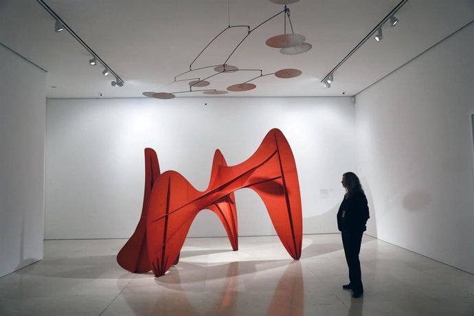 Varios personas contemplan la nueva exposición de  'Calder-Picasso', en el Museo Picasso de la capital