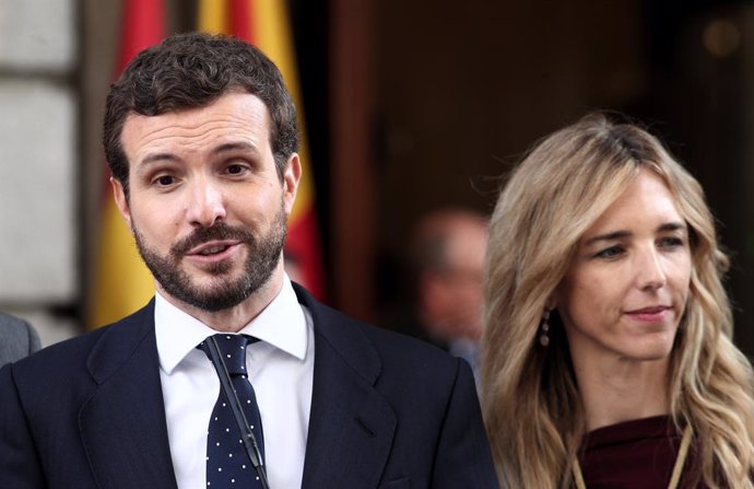 (I-D) El presidente del Partido Popular, Pablo Casado; y la portavoz del PP en el Congreso, Cayetana Álvarez de Toledo, durante una rueda de prensa tras la Solemne Sesión de Apertura de la XIV Legislatura en el Congreso de los Diputados