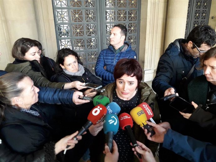 La secretaria general de LAB, Garbiñe Aranbur, y el secretario general de ELA, Mitxel Lakuntza, atienden a los medios en Pamplona.
