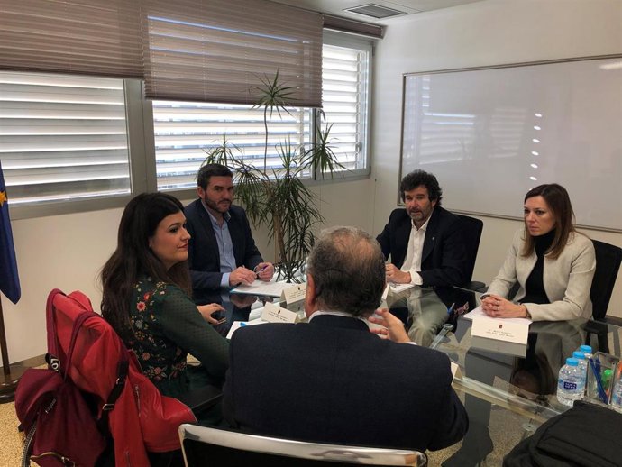 El consejero de Agua, Agricultura, Ganadería, Pesca y Medo Ambiente, Antonio Luengo (c), durante la reunión con el director del Instituto Español de Oceanogradía (2d)