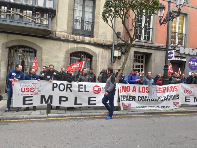 Movilización de los trabajadores de Zener, subcontrata de Telecable, frente al Servicio Asturiano de Solución Extrajudicial de Conflictos (Sasec).