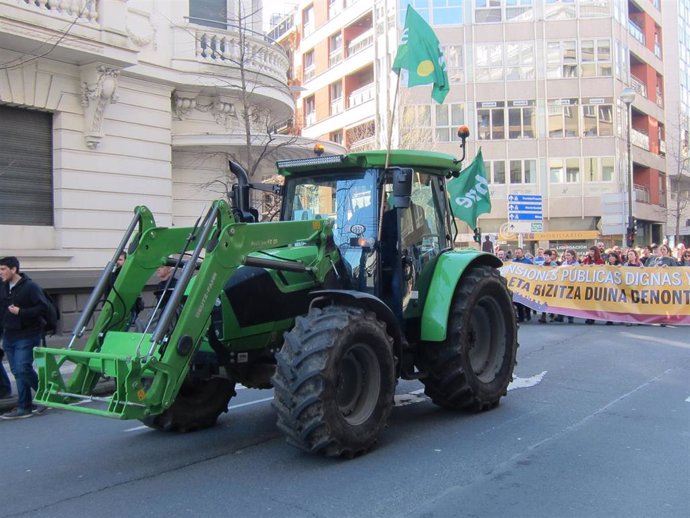 Un tractor avanza junto con los manifestantes en la jornada de Huelga General en Euskadi convocada para pedir 'trabajos y pensiones dignas', en San Sebastian /Euskadi (España), a 30 de enero de 2020.
