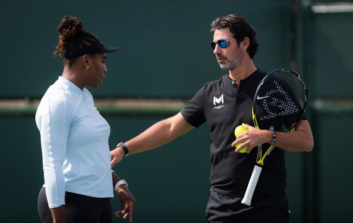 Serena Williams conversa con Patrick Mouratoglou durante un entrenamiento