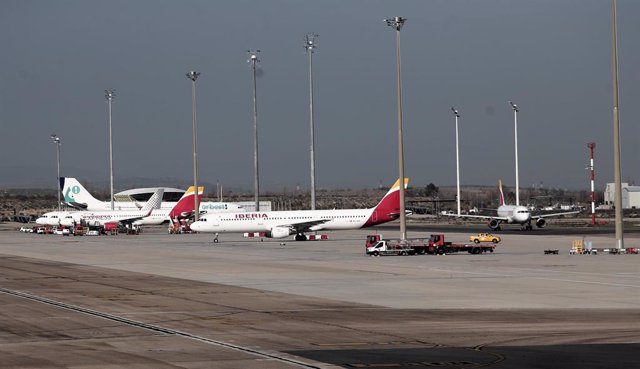 Aviones en las pistas del Aeropuerto de Barajas tras la reapertura del espacio aéreo de Barajas después de estar dos horas cerrado por la presencia de varios drones, en Madrid (España) a 3 de febrero de 2020.