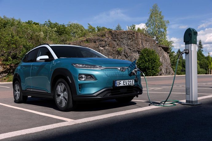 Hyundai Kona eléctrico cargando (vehículo eléctrico)