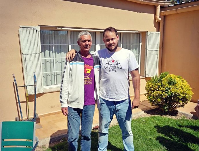 El rapero Pablo Hasel posa en una foto de archivo con el expreso del GRAPO Paco Cela Seoane