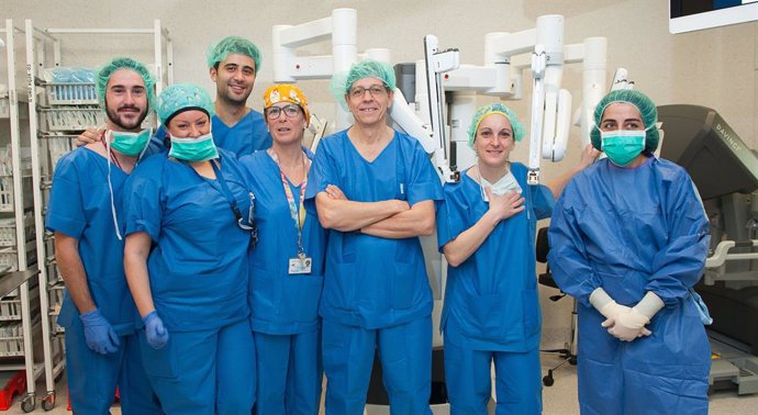 Membres de l'equip quirúrgic d'urologia de l'Hospital de Bellvitge