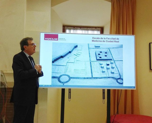 El rector de la UCLM, Miguel Ángel Collado, en un desayuno informativo.