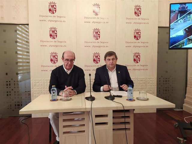 El Diputado De Acción Territorial, Basilio Del Olmo, Junto Al Jefe De Servicio De Planes Provinciales, Santiago De La Cruz (Europa Press)