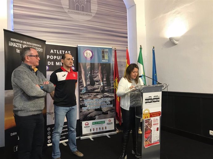 La delegada de Igualdad de Género, Ana Aragoneses, presenta una campaña contra las agresiones sexistas que se realizará en las Millas Romanas y la Media Maratón Mérida.