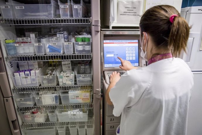 Enfermera prepara medicación en el Servicio Enfermero del servicio de urgencias pediátricas del Hospital Universitario Vall d'Hebron