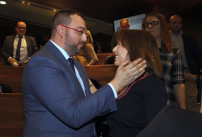 El presidente del Principado, Adrián Barbón, conversa con la consejera de Hacienda, Ana Cárcaba, tras la aprobación de los Presupuestos de 2020.