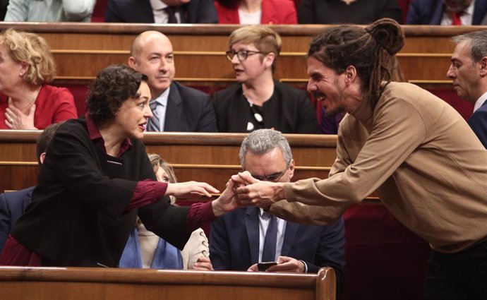 La exministra de Trabajo, Migraciones y Seguridad Social y diputada del PSOE,  Magdalena Valerio; y el diputado de Unidas Podemos Alberto Rodríguez, se saludan en el Congreso de los Diputados.