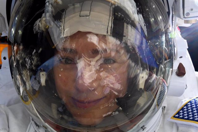 Selfie espacial de Jessica Mier con la Tierra reflejada en el visor del casco