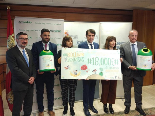 Entrega del cheque a Fundación Juegaterapia por parte de la Junta y Ecovidrio para construir una sala de cine en el Hospital Clínico de Valladolid.