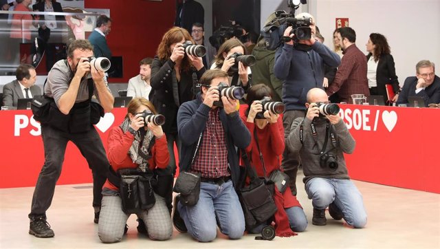 Fotoperiodistas trabajando en la reunión de la Comisión Ejecutiva Federal del PSOE el pasado mes de enero.